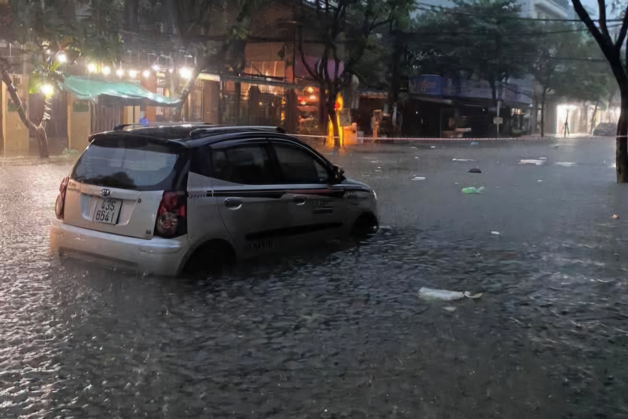 Đà Nẵng: Mưa lớn từ rạng sáng, nhiều khu vực trung tâm ngập sâu- Ảnh 1.