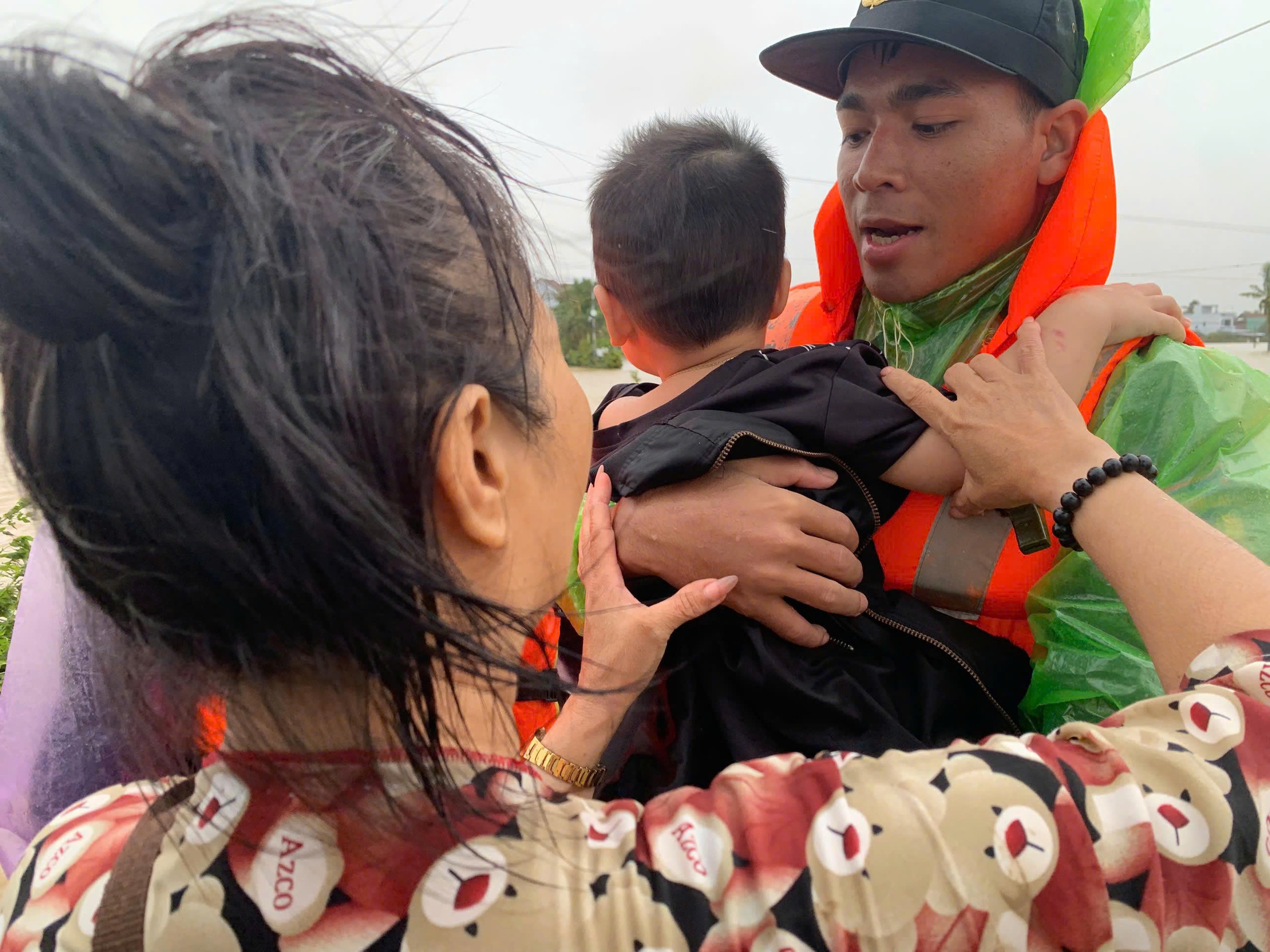 Mưa, lũ còn rất phức tạp 1 Mưa, lũ còn rất phức tạp - Ảnh 1.