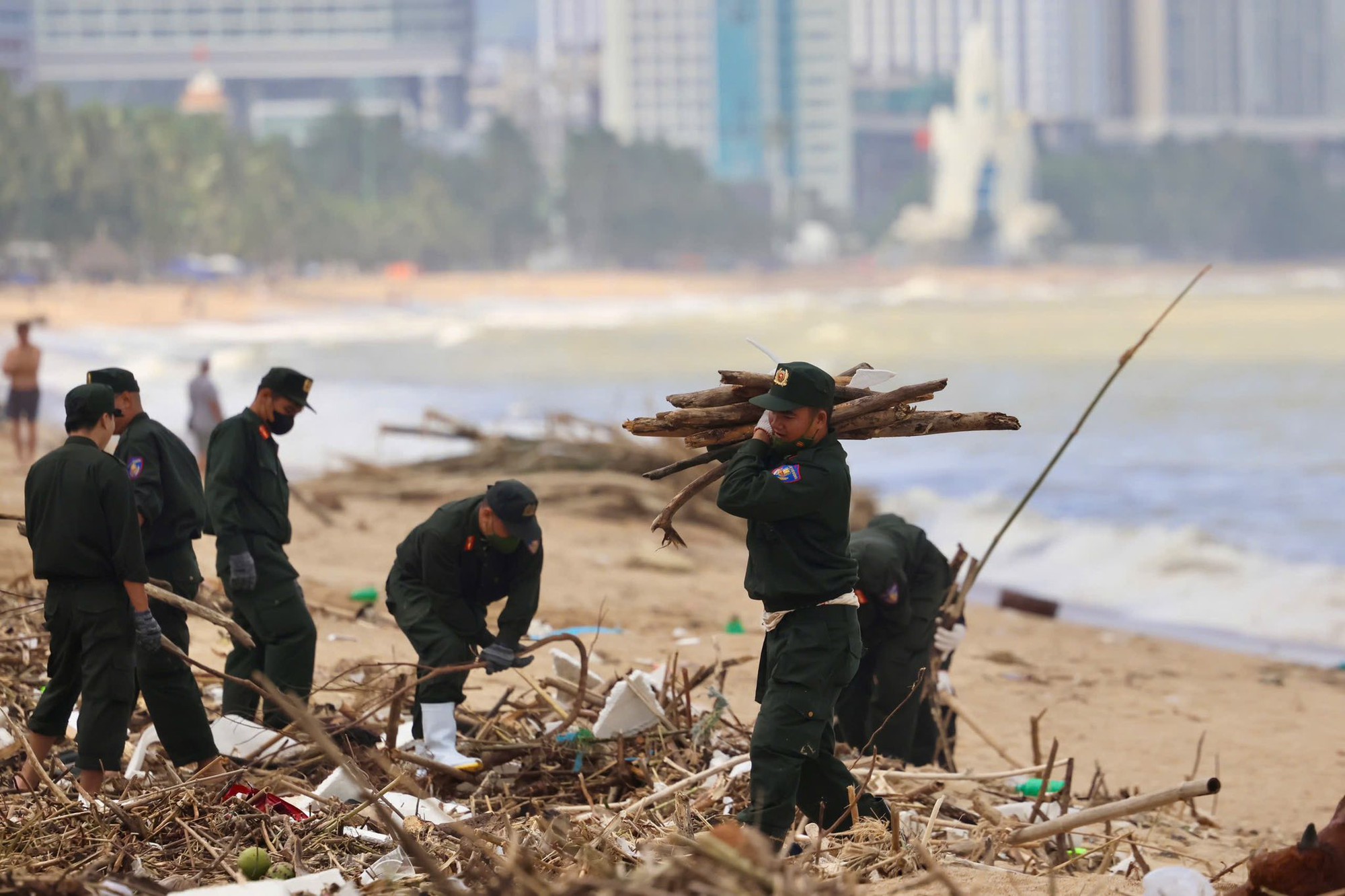 Mưa lũ lịch sử làm 91 người tử vong, biển Đông lại đón cơn bão mới hướng thẳng vào miền Trung- Ảnh 1. Mưa lũ lịch sử làm 91 người tử vong, biển Đông lại đón cơn bão mới hướng thẳng vào miền Trung- Ảnh 1.