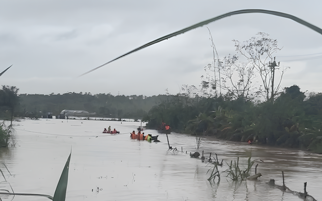 Mưa lũ lịch sử ở miền Trung khiến 35 người chết, mất tích, đợt mưa mới có thể lên tới 700 mm - Ảnh 1.