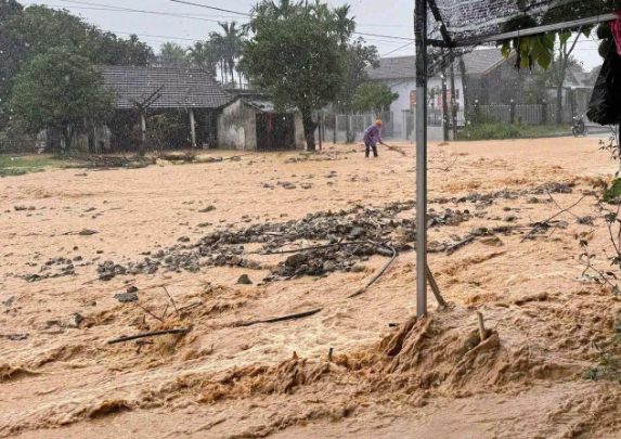 Mưa lũ miền Trung làm 7 người chết, 4 người mất tích- Ảnh 1.