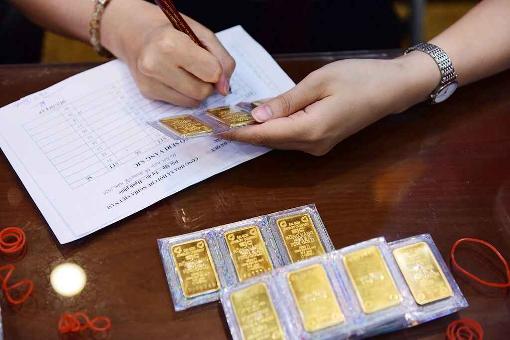 Mua vàng để 'bỏ ống', có nên đánh thuế ?- Ảnh 1.