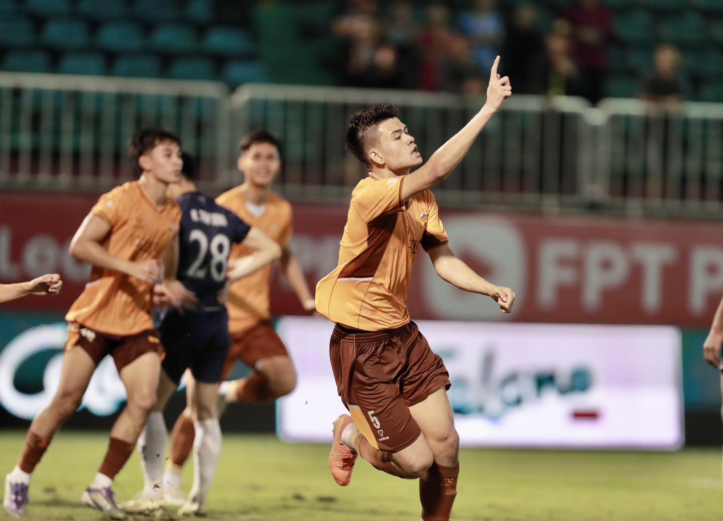 Muốn thấy ông Vũ Tiến Thành lại ăn mừng cực ‘dị’, HAGL phải làm gấp điều này…
- Ảnh 2.