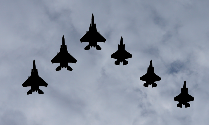 Đội hình tiêm kích Mỹ tham gia lễ đón Thái tử Arab Saudi hôm 18/11. Ảnh: AP