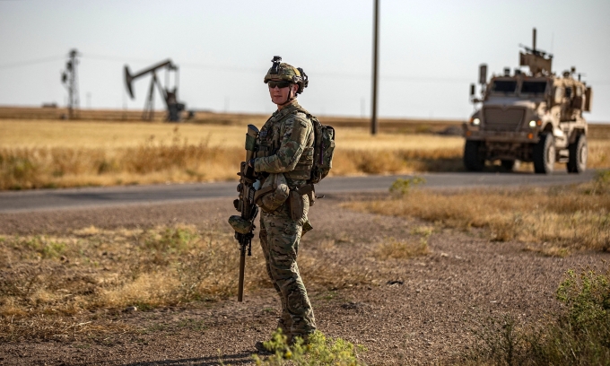 Binh sĩ Mỹ tuần tra gần các giếng dầu tại thị trấn al-Qahtaniyah, đông bắc Syria tháng 6/2023. Ảnh: AFP