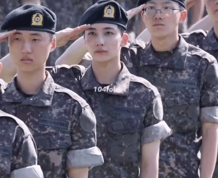 Mỹ nam đẹp đến mức sáng bừng cả Bộ Quốc phòng, ai nhìn cũng muốn đi nhập ngũ- Ảnh 5.