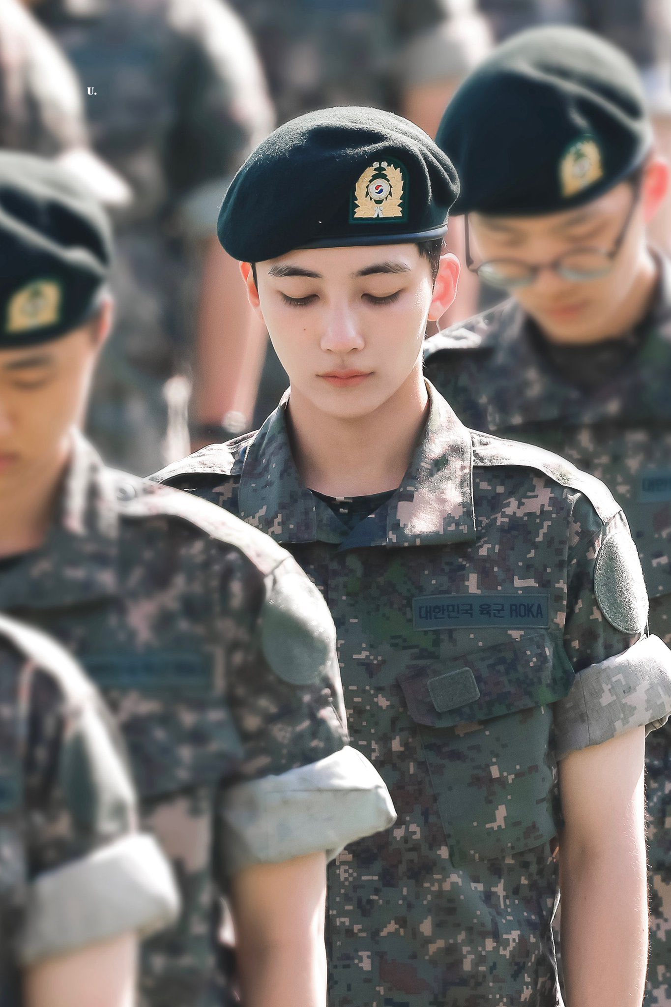 Mỹ nam đẹp đến mức sáng bừng cả Bộ Quốc phòng, ai nhìn cũng muốn đi nhập ngũ- Ảnh 1.