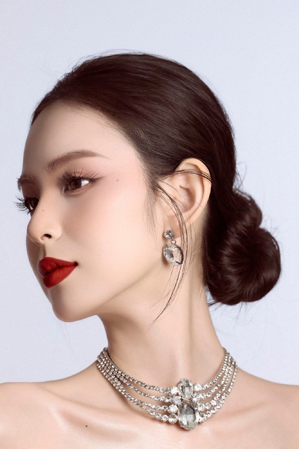 Hương Liên - người đẹp quê Ninh Bình đã khoe bộ ảnh tuổi 23 của mình. Nhan sắc của cô là điểm nhấn khiến rất nhiều người khen ngợi. Cô được khán giả đánh giá sắc vóc không thua kém những nữ thần phim Trung như Cổ Lực Na Trát, Trương Dư Hi, Cáp Ni Khắc Tư...