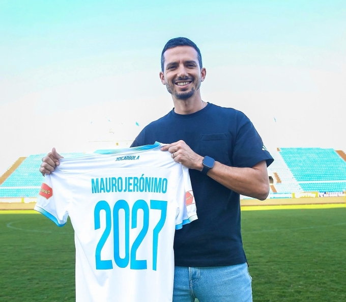 HLV người Bồ Đào Nha Mauro Jeronimo dẫn dắt Nam Định theo hợp đồng đến hết mùa giải 2026-2027. Ảnh: Nam Định FC