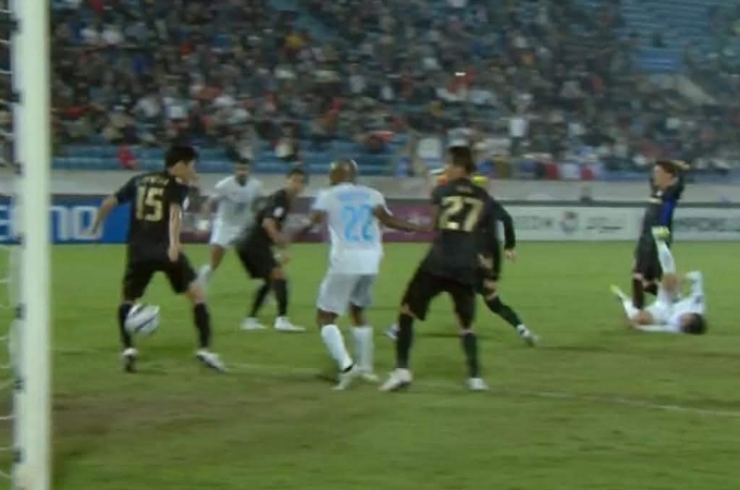 Trung vệ Gamba Osaka Takeru Kishimoto (số 15) để bóng chạm tay trong vòng cấm ở phút 87 trong trận thắng Nam Định 1-0 ở lượt bốn bảng F AFC Champions League Two 2025-2026, trên sân Thiên Trường, Ninh Bình ngày 5/11/2025. Ảnh: Chụp màn hình