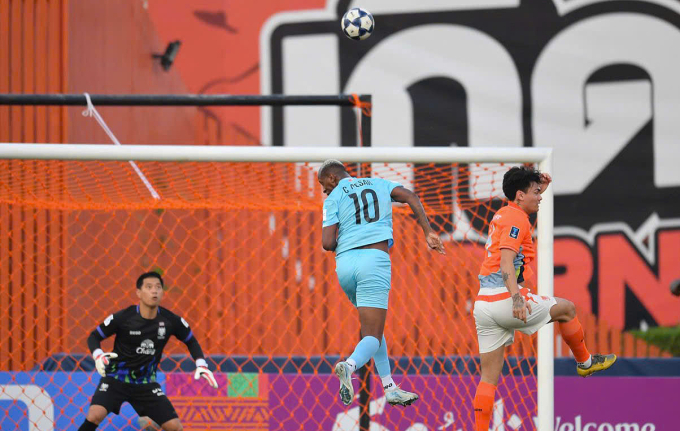 Tiền đạo Caio Cesar bỏ lỡ cơ hội trước khung thành Ratchaburi tại lượt 5 bảng F AFC Champions League Two 2025-2026, tối 27/11. Ảnh: Nghĩa Hưng
