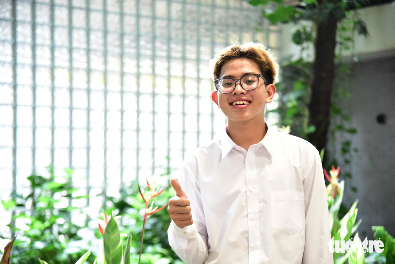 Cậu bé mồ côi cha và ‘chưa bao giờ trách mẹ’ ở Cần Giờ vào đại học, lý lịch làm thêm choáng ngợp - Ảnh 1. tiếp sức đến trường - Ảnh 1.