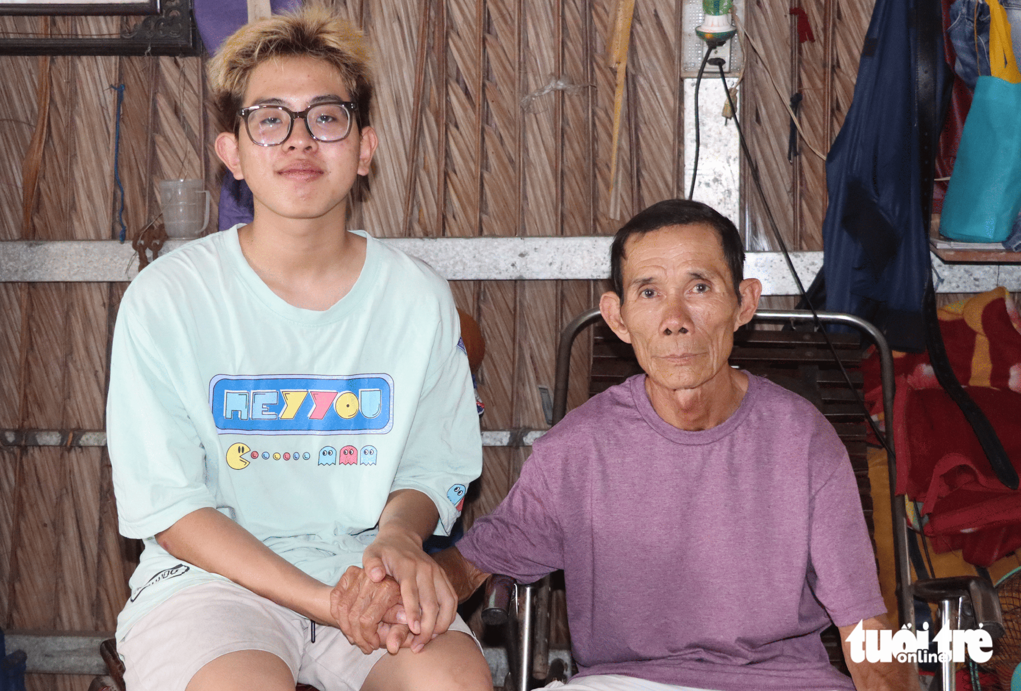 Nam SV 'nhuộm tóc kiếm tiền' vì mất cha và thiếu mẹ, được tặng 100 triệu, ĐH Văn Hiến miễn học phí 1 tiếp sức đến trường - Ảnh 2.