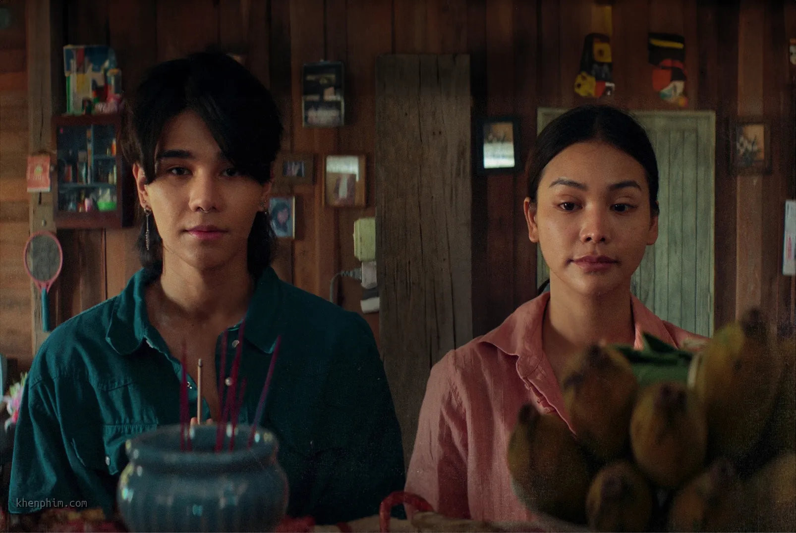 Jeff Satur và Engfa Waraha trong phim Thiên đường quả báo.