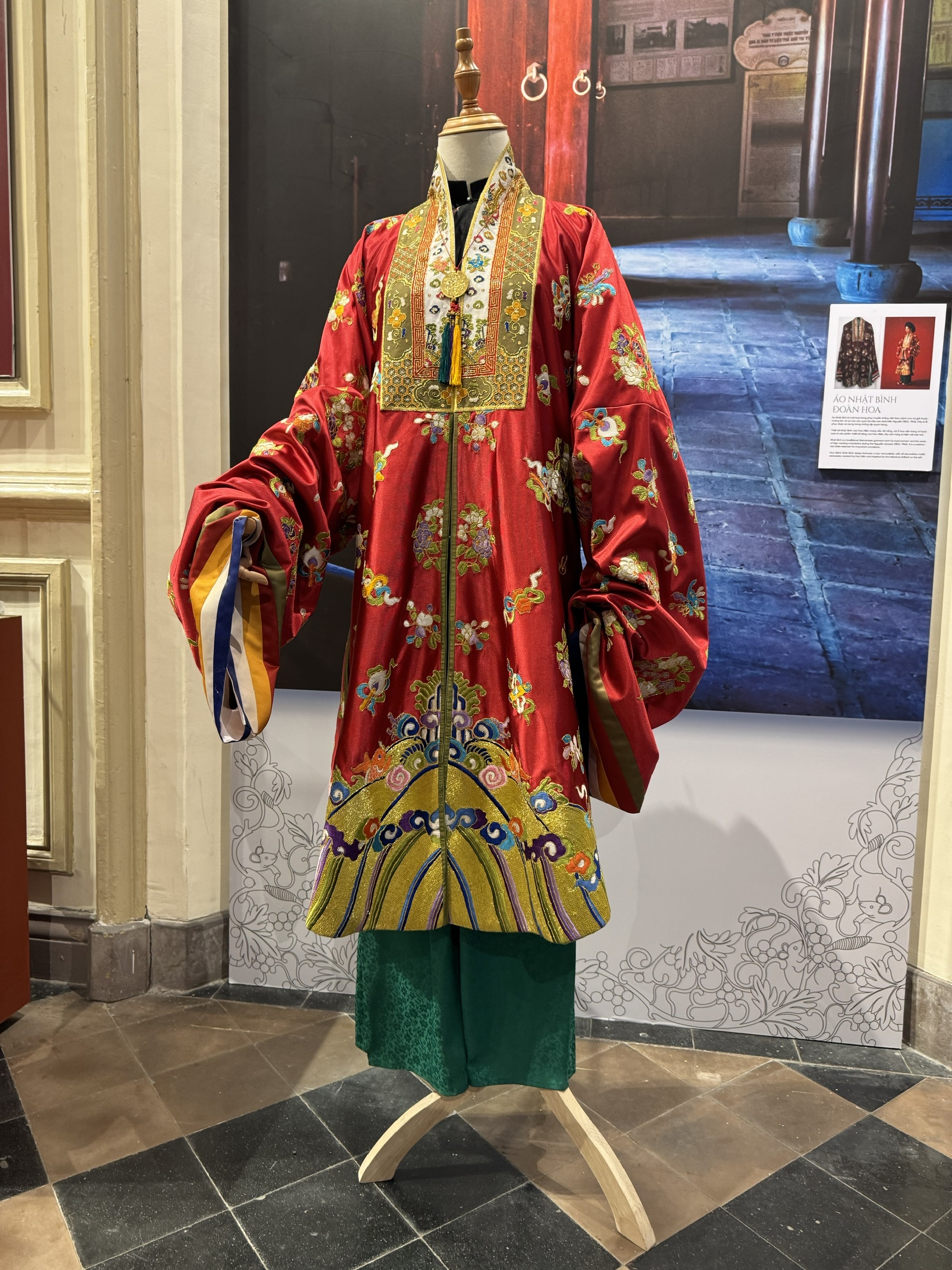 'Nam diện - y phục người Việt qua ba thế kỷ' có gì lạ?- Ảnh 1.