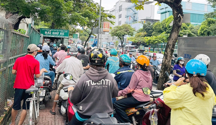 bãi giữ xe - Ảnh 1.