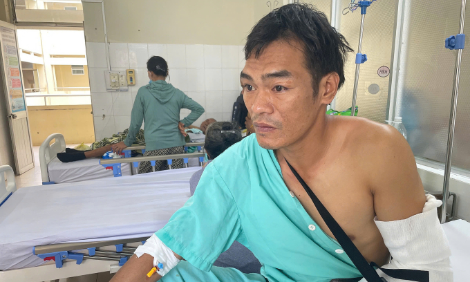 Anh Nguyễn Long Cương kể lại thời điểm xe gặp nạn. Ảnh: Trần Hoá