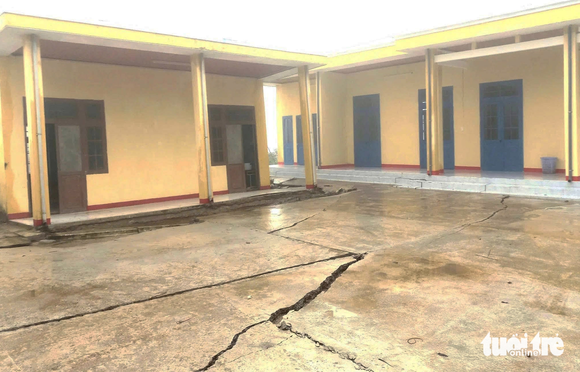 Nền nứt toác, sụt lún, điểm trường miền núi Đà Nẵng nguy cơ sập 1 sụt lún - Ảnh 1.