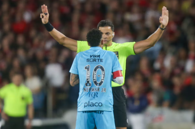 Neymar phản ứng trọng tài trong trận Santos thua Flamengo 2-3 ở vòng 32 giải VĐQG Brazil ngày 9/11. Ảnh: Estadao