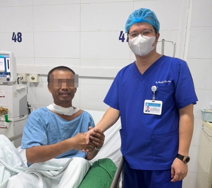 Bệnh nhân cảm ơn bác sĩ trước ngày xuất viện. Ảnh: BVCC