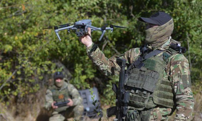 Quân nhân Nga chuẩn bị cho drone cất cánh để chỉ thị mục tiêu cho xe tăng tại tỉnh Zaporizhzhia tháng 10/2023. Ảnh: BQP Nga