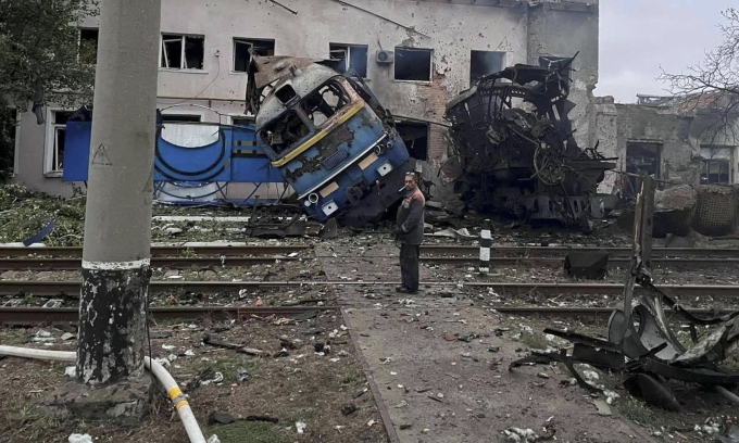 Một đoàn tàu bị phá hủy tại Odesa sau cuộc tấn công bằng drone của Nga hồi tháng 10. Ảnh: Reuters