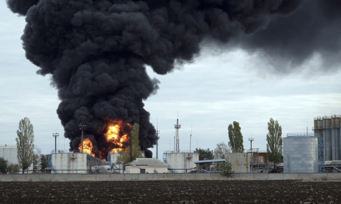 Đám cháy tại nhà máy xử lý khí đốt Shebelinka gần Kharkov sau một cuộc không kích của Nga hồi giữa tháng 10. Ảnh: Guardian