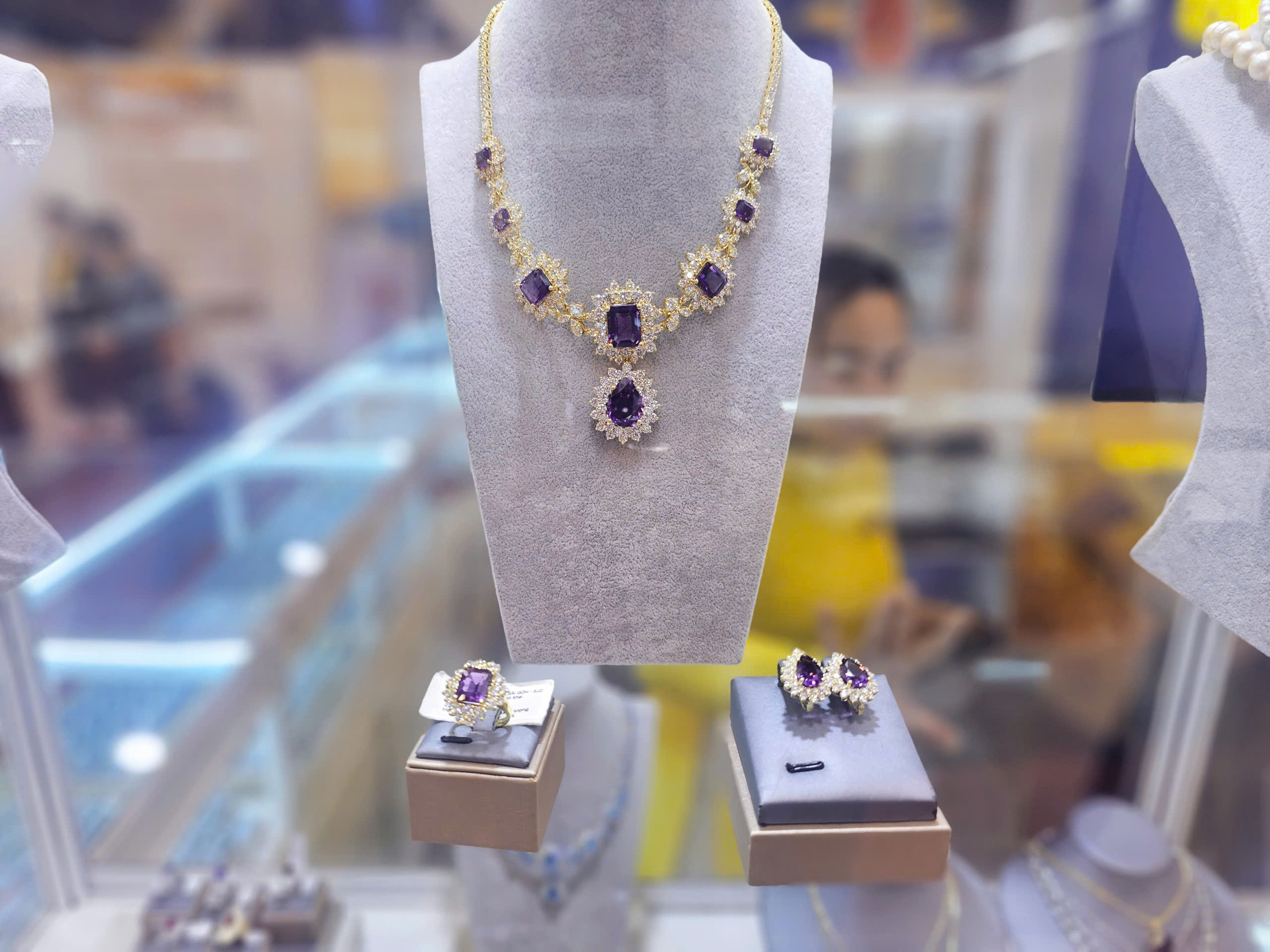 Ngắm trang sức, đá quý bạc tỉ tại triển lãm quốc tế TP.HCM 1 Ngắm trang sức, đá quý bạc tỉ tại triển lãm quốc tế TP.HCM - Ảnh 1.