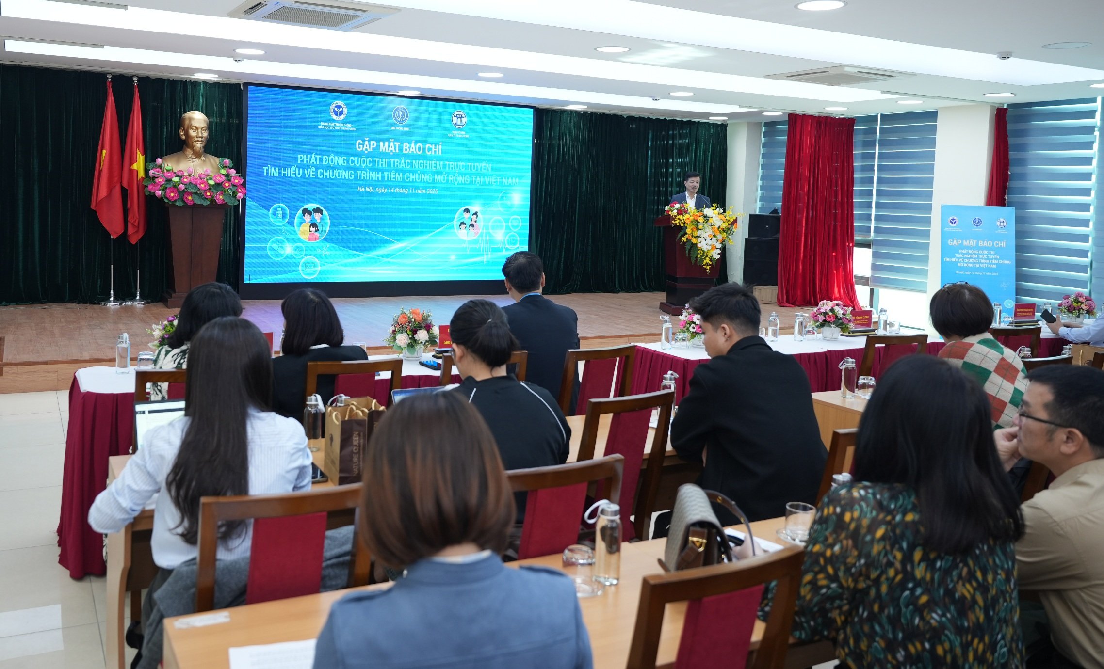 Ngăn trào lưu nuôi con ‘thuận tự nhiên’, kiểu ‘anti’ vắc xin - Ảnh 1.