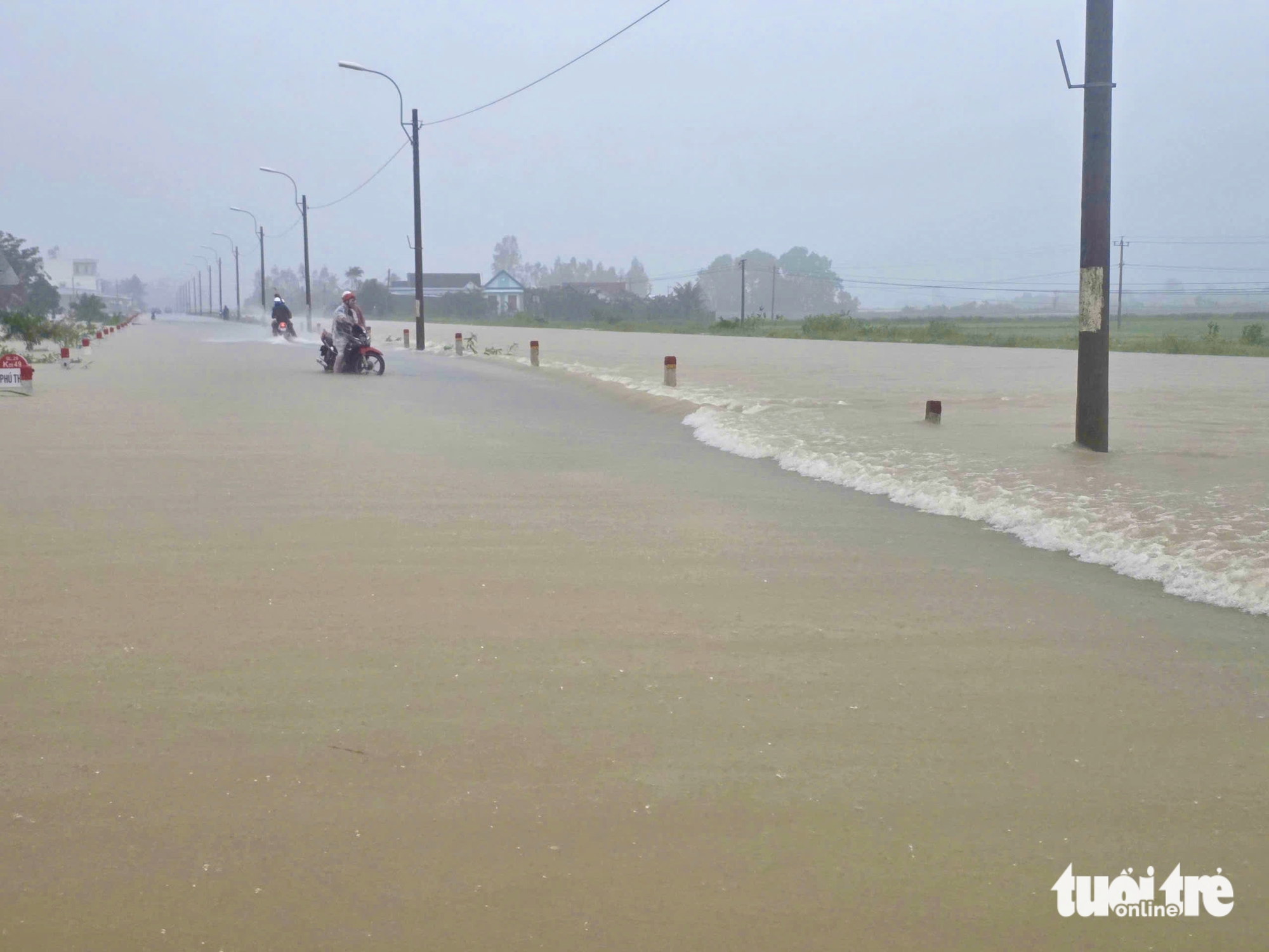 Ngập lụt lớn tại Phú Yên cũ, nhiều nơi ngập 2m - Ảnh 1.