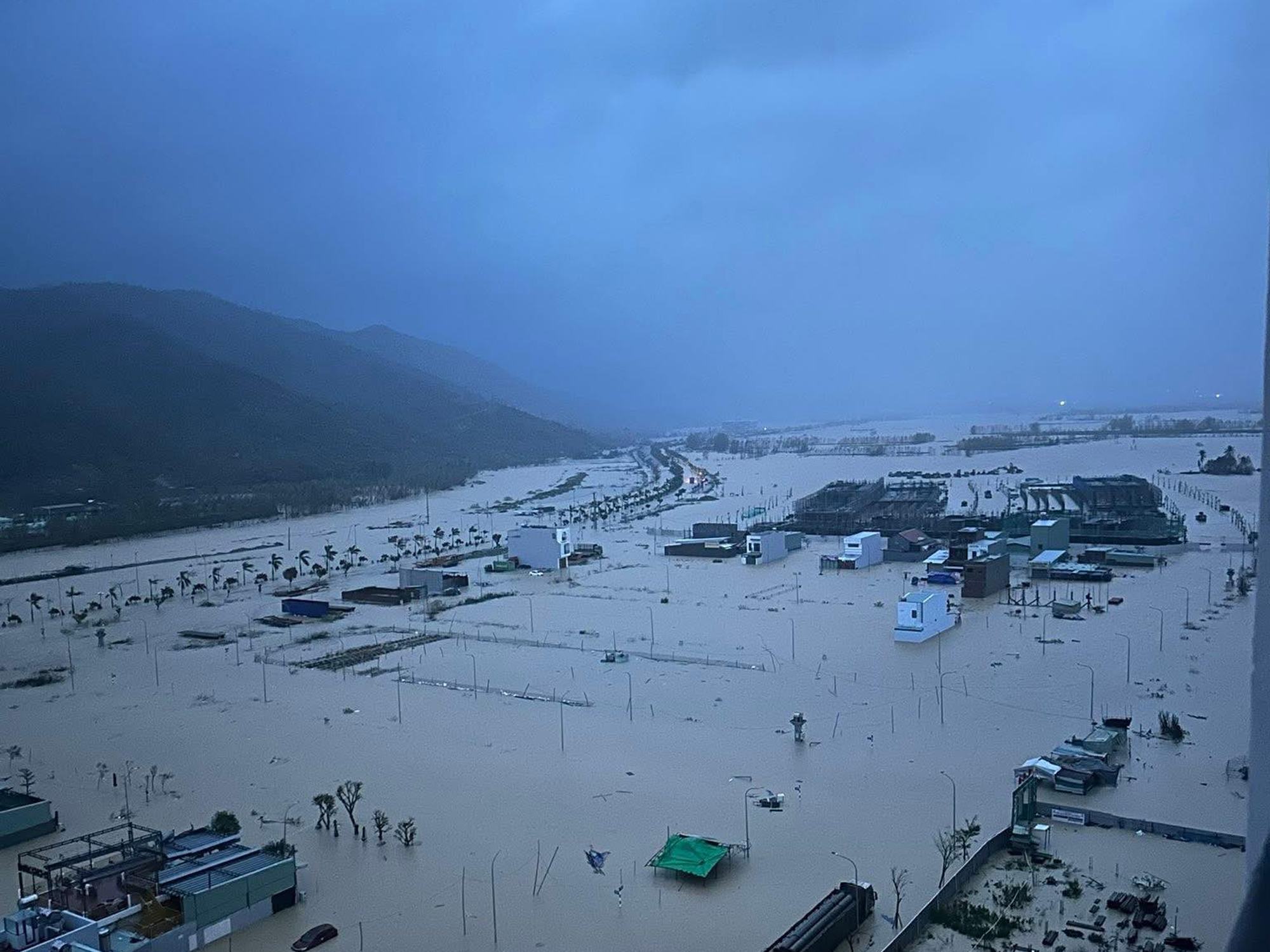 Ngập lụt ở Quy Nhơn, dân thức trắng đêm chạy lũ - Ảnh 1.