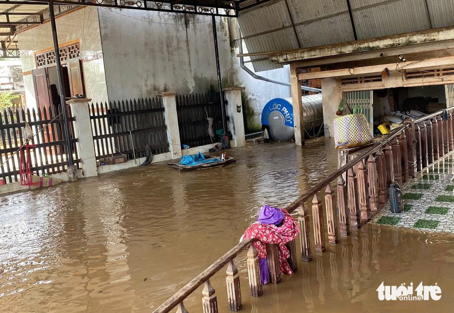 Ngập nặng ở xã biên giới Đắk Lắk, phải sơ tán hơn 500 hộ dân- Ảnh 1.