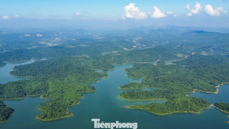 Ngỡ ngàng cảnh sắc đẹp như tranh thủy mặc ở Bến En - 1