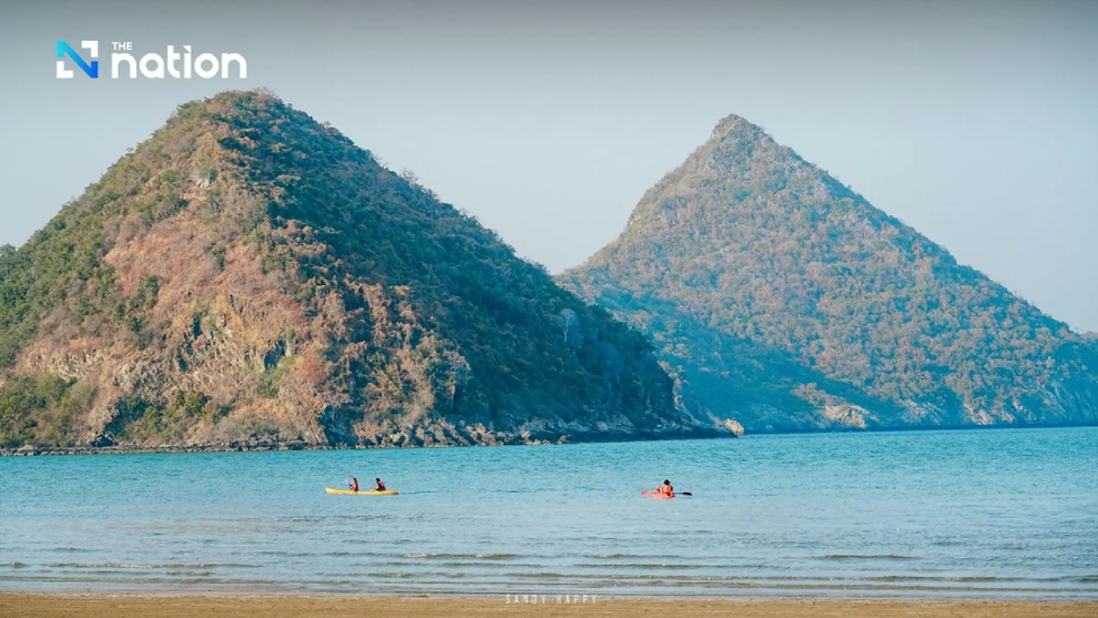 Ngôi đền kỳ lạ ở Thái Lan, người dân tạ lễ bằng áo lót phụ nữ - 1