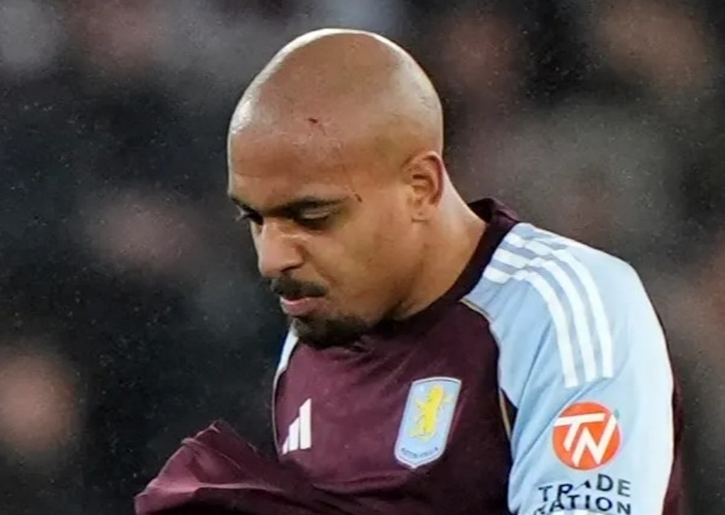 Ngôi sao Ngoại hạng Anh bị ném cốc trúng đầu, CĐV nổi loạn đấm cảnh sát - 1