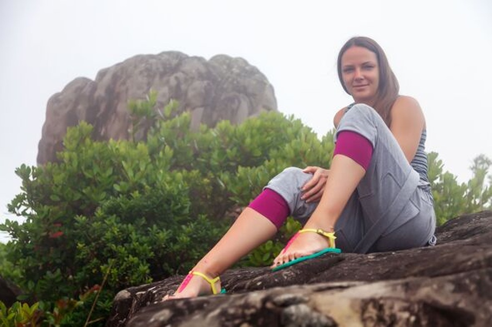 Ngủ trên xe giường nằm, cô gái tỉnh dậy sốc nặng thấy người lạ ở bên cạnh - 1