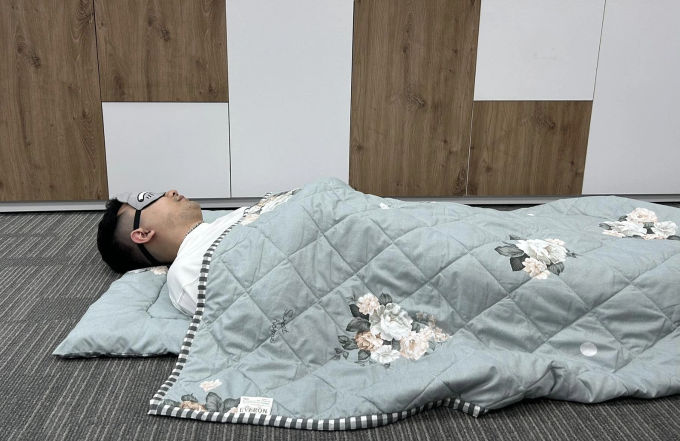 Nhân viên ngủ trưa trong một tòa nhà văn phòng ở Hà Nội. Ảnh: Đức Trung