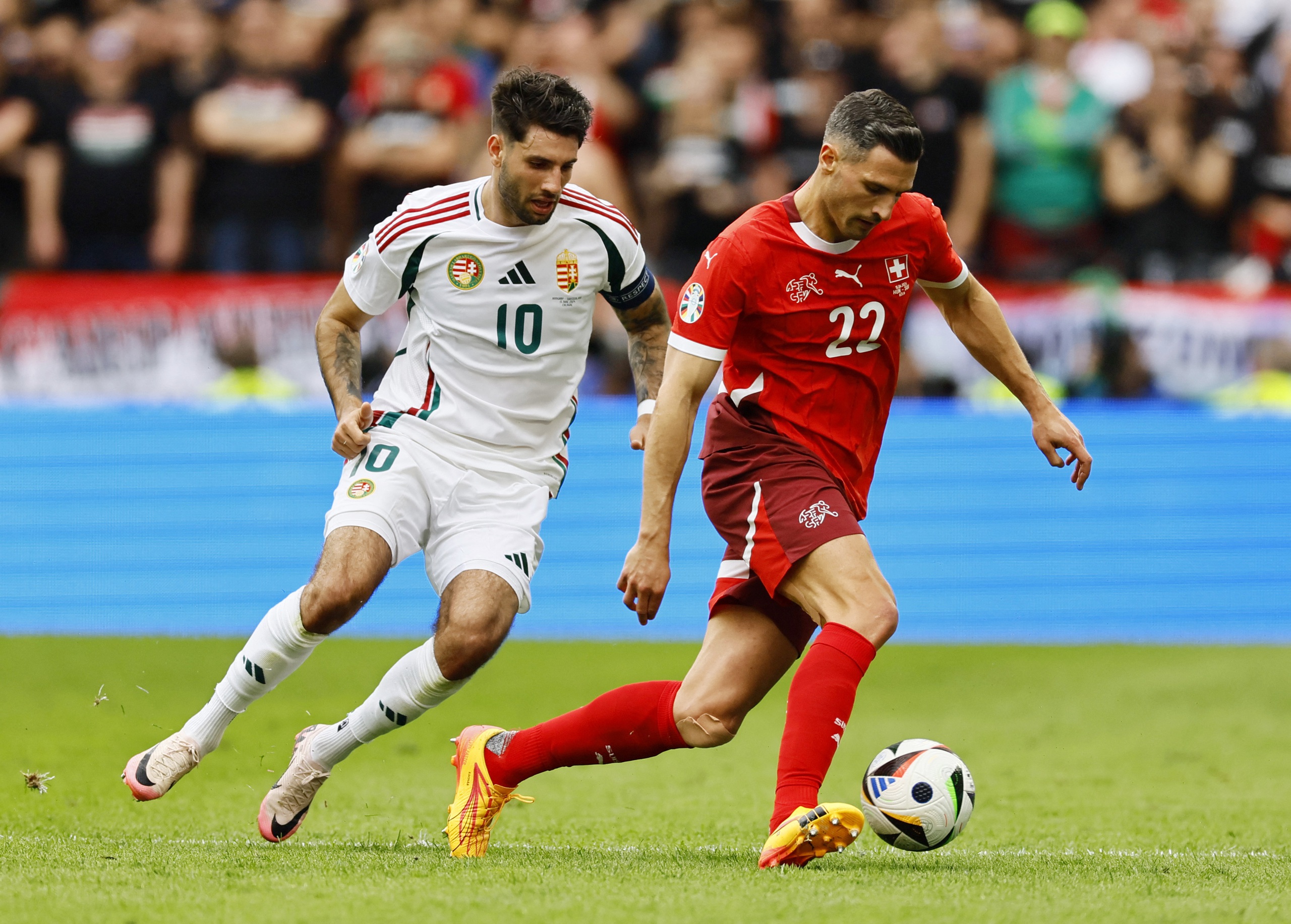 Dominik Szoboszlai (10, Hungary) đối đầu cùng Fabian Schar Dominik Szoboszlai (10, Hungary) đối đầu cùng Fabian Schar