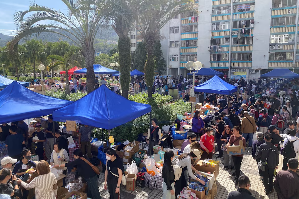 Người Hong Kong chạy đua chuyển hàng cứu trợ, hỗ trợ nạn nhân vụ cháy - 1