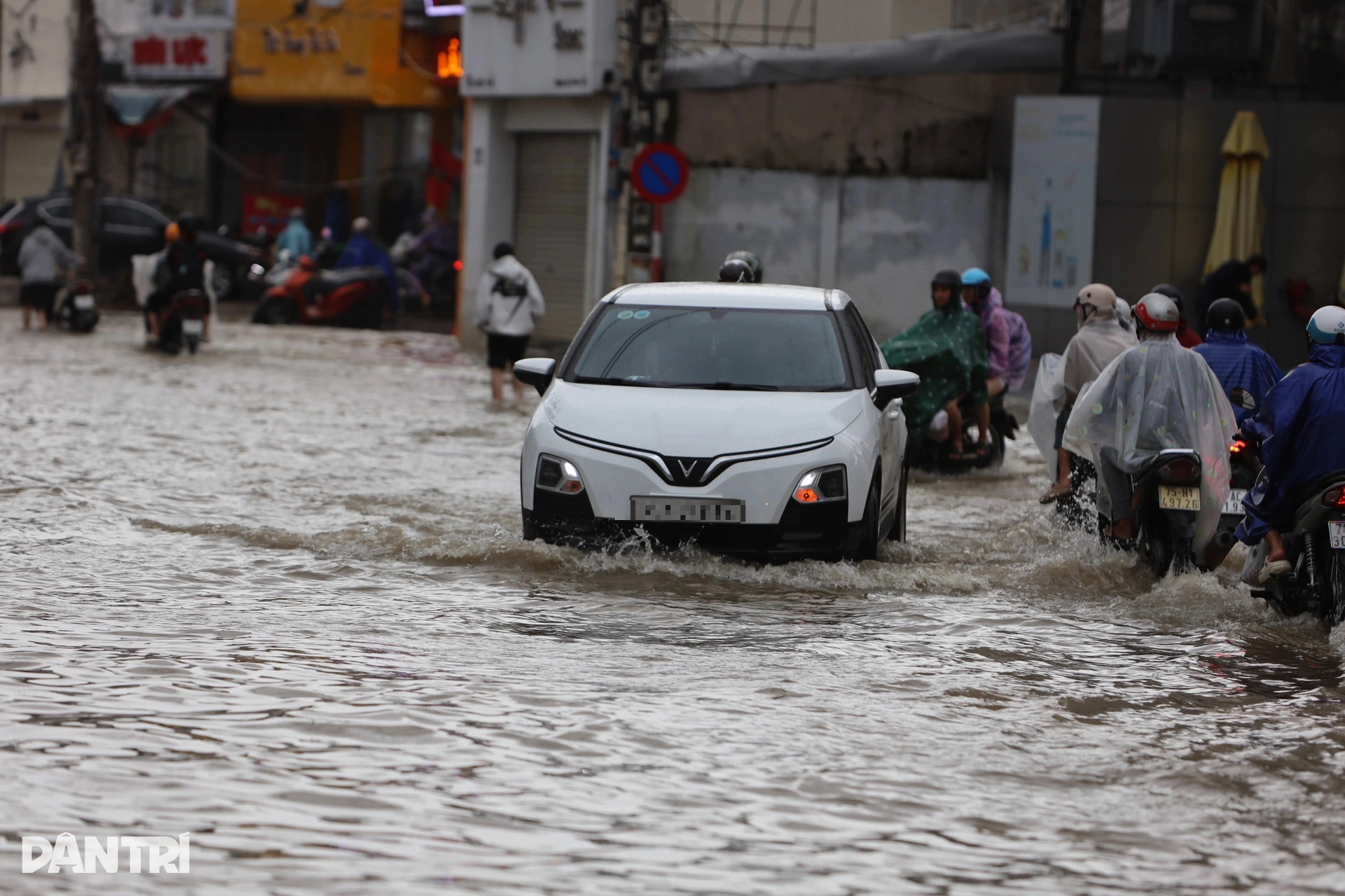 Người Huế hối hả đưa ô tô chạy lụt lần thứ 4, có chủ xe bị lập biên bản - 1