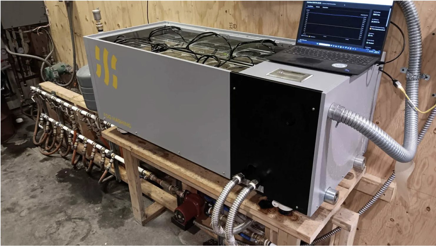 Người Mỹ dùng máy đào Bitcoin để sưởi ấm trong mùa đông  - Ảnh 1.