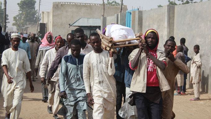 Người dân Nigeria khiêng thi thể một nạn nhân bị nhóm Boko Haram sát hại tại làng Sajeri, Borno năm 2019. Ảnh: AFP