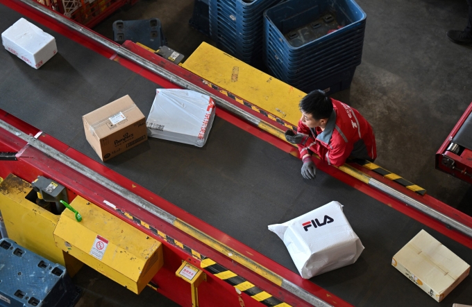 Công nhân trên dây chuyền phân loại các gói hàng tại kho của JD ở Bắc Kinh ngày 11/11. Ảnh: AFP