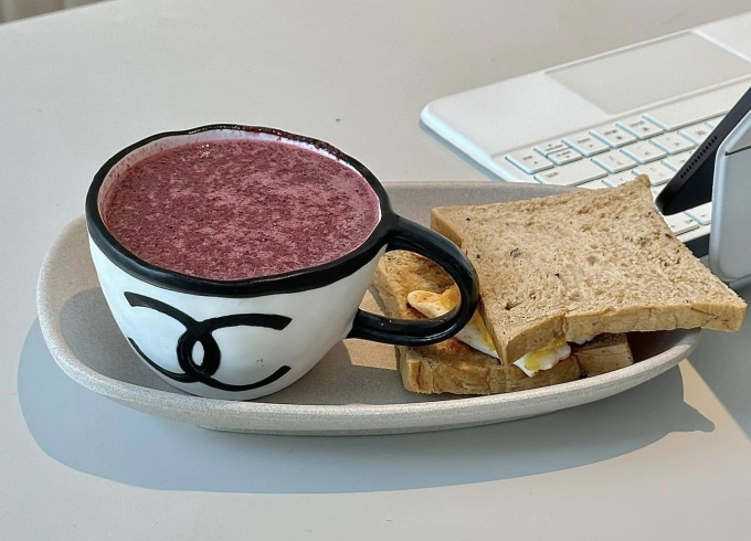 Có thể kết hợp bánh mì nguyên cám với trứng để có một bữa sáng lý tưởng, đủ chất. Ảnh: Minh Phương