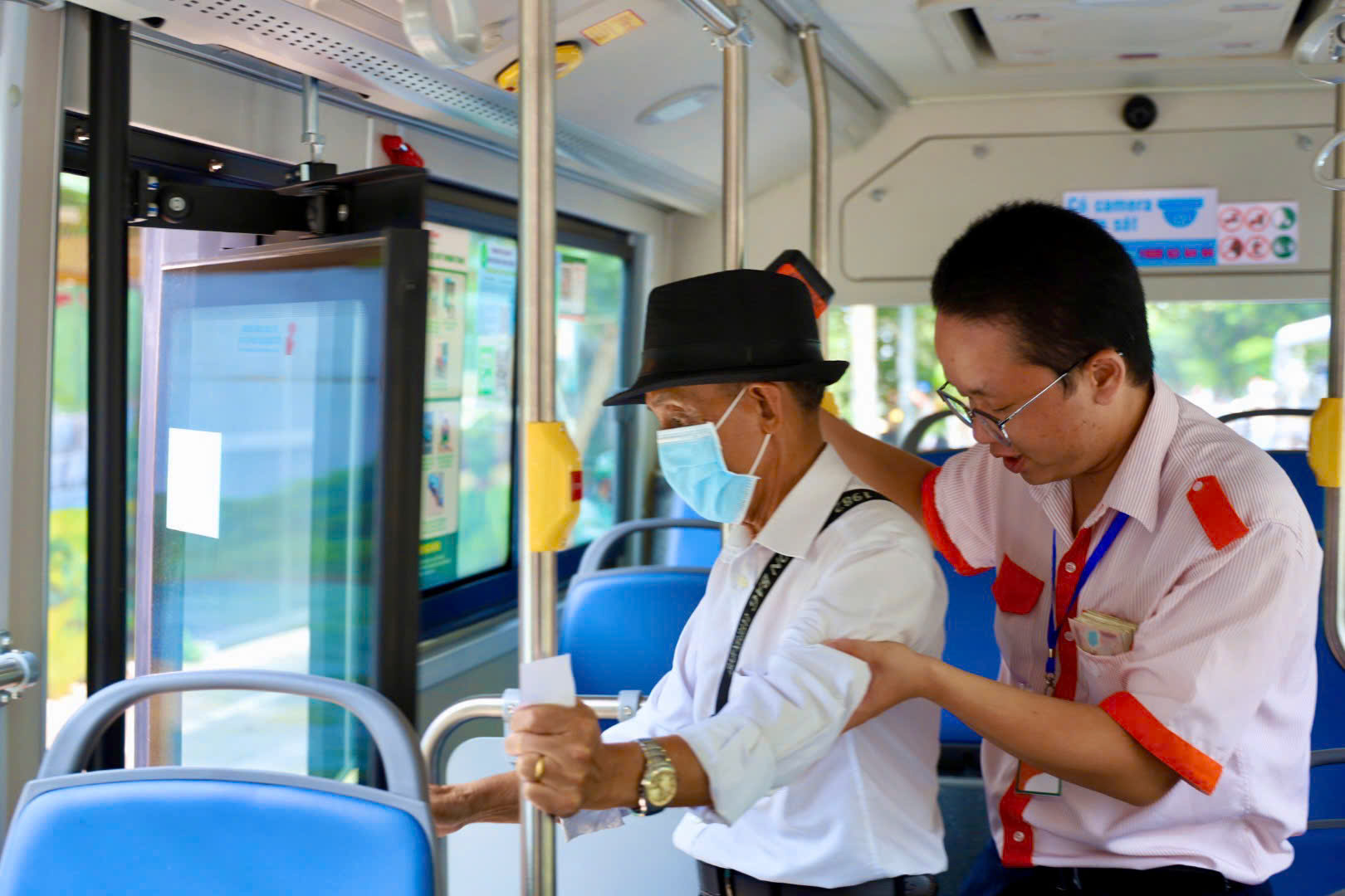 Người cao tuổi đi xe buýt tại TP HCM cần lưu ý điều này - Ảnh 1.