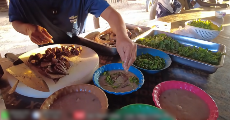 Món cháo lòng hấp dẫn với đầy đủ nguyên liệu, ăn kèm rau thơm