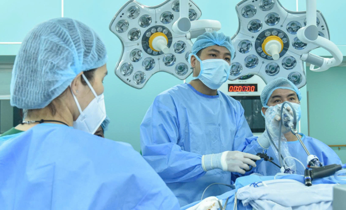 Mổ thị phạm nội soi lấy tạng ghép từ người hiến sống tại Bệnh viện Quân y 175, ngày 7/11, trong khuôn khổ Hội nghị khoa học thường niên Hội Ghép tạng Việt Nam. Ảnh: Bệnh viện cung cấp