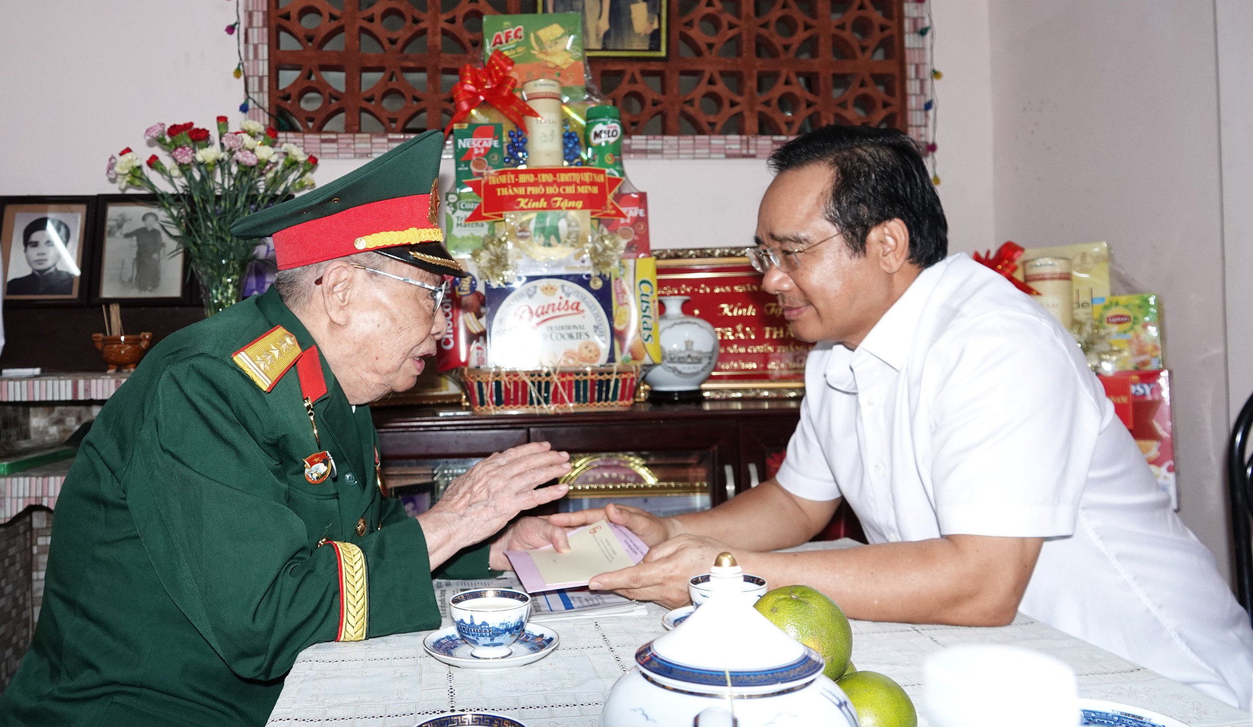 Người có công ở TP.HCM đi về nguồn bằng máy bay, phòng nghỉ 2 triệu đồng/ngày 1 Người có công ở TP.HCM đi về nguồn bằng máy bay, ở phòng 2 triệu/ngày - Ảnh 1.