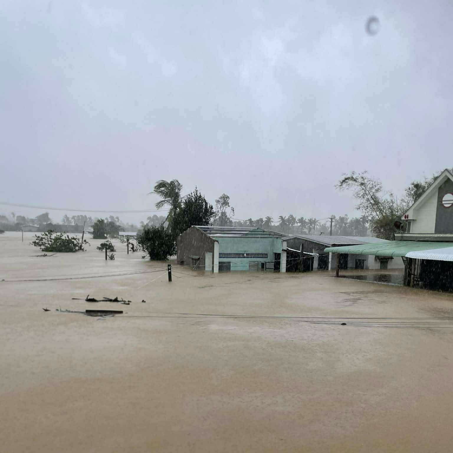 'Nước đã ngập nửa nhà': Người dân Đắk Lắk cầu cứu trong đêm vì lũ dâng nhanh- Ảnh 4.