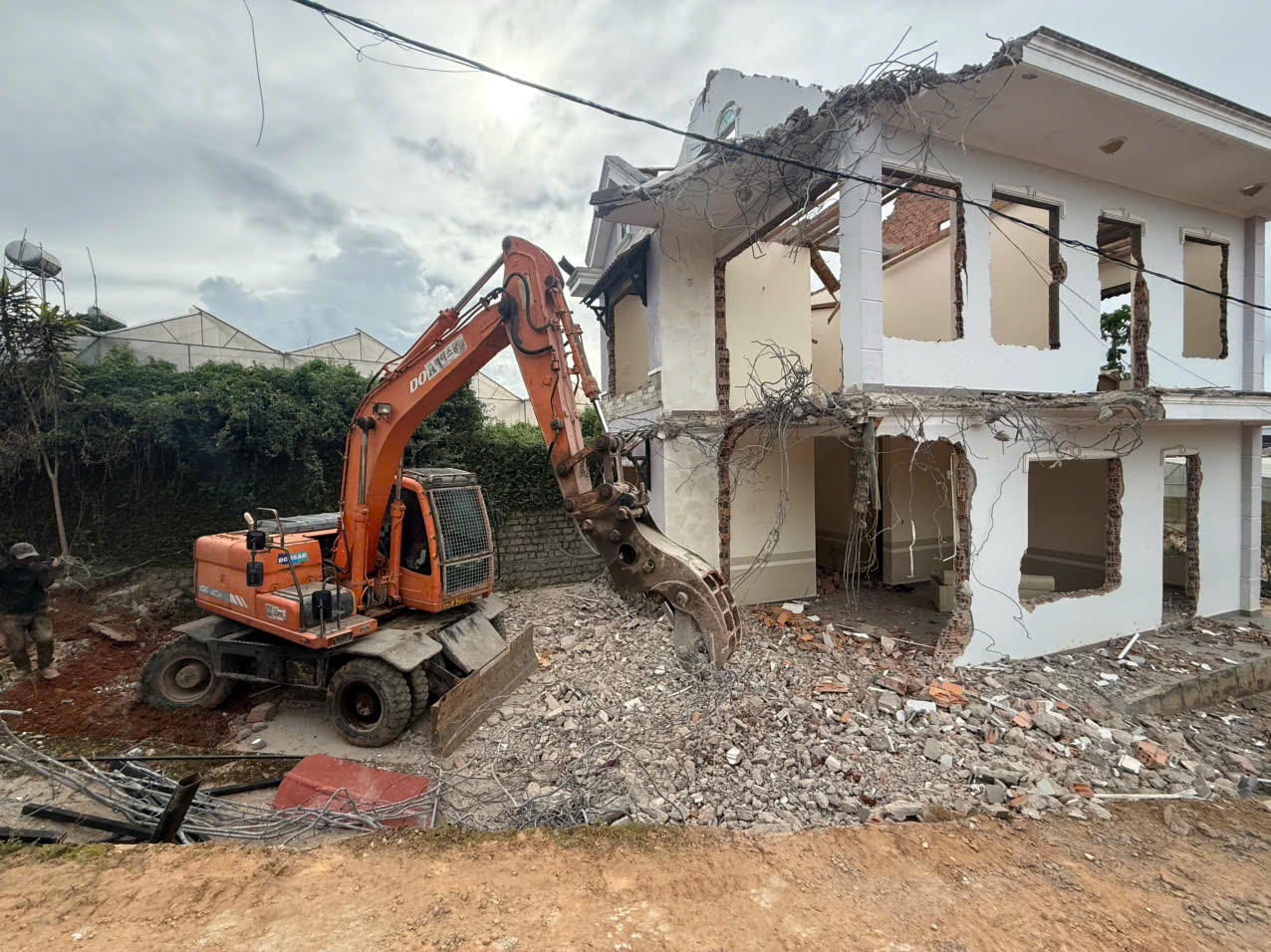 Người dân Đà Lạt tự tháo dỡ nhà, giao mặt bằng để tiếp tục thi công đường - Ảnh 1.